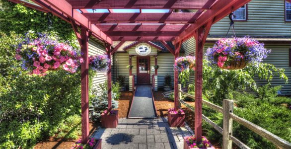 Entry to Maine Lakeside Inn Entry to Maine Lakeside Inn for sale