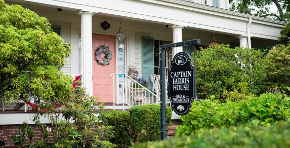 Exterior of Captain Farris House Bed and Breakfast Exterior image of Captain Farris Bed and Breakfast on Cape Cod