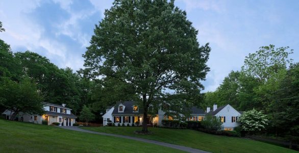 Exterior of New Jersey Country Inn for sale Exterior photo of Country Inn in New Jersey